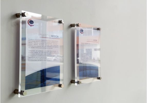 Cartelera acrílico cristal 100% original (tipo sándwich), 4 perforaciones para instalar con dilatadores a la pared.