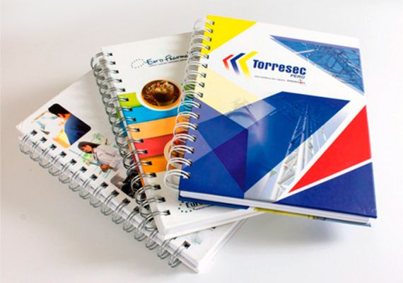 Medidas:
Tamaño A-4

Tapa:
Couche de 300Gr. a full color por tira/retira y plastificado mate, calibre 10.

Hojas
Interiores 100 hojas de 01 color, bordes boleados.

Lomo:
Anillado doble ring a partir de 100 unidades