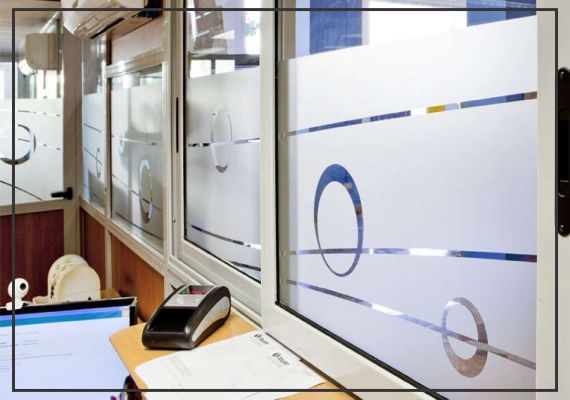 Hacemos instalación de vinilos, esmerilados y polarizados para cualquier oficina, casa o edificios, incluye material y mano de obra, se cobra por metro cuadrado.